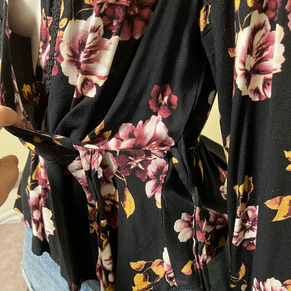 Black floral blouse with lace trim and V-neck - Size S - Picture 5 of 11
